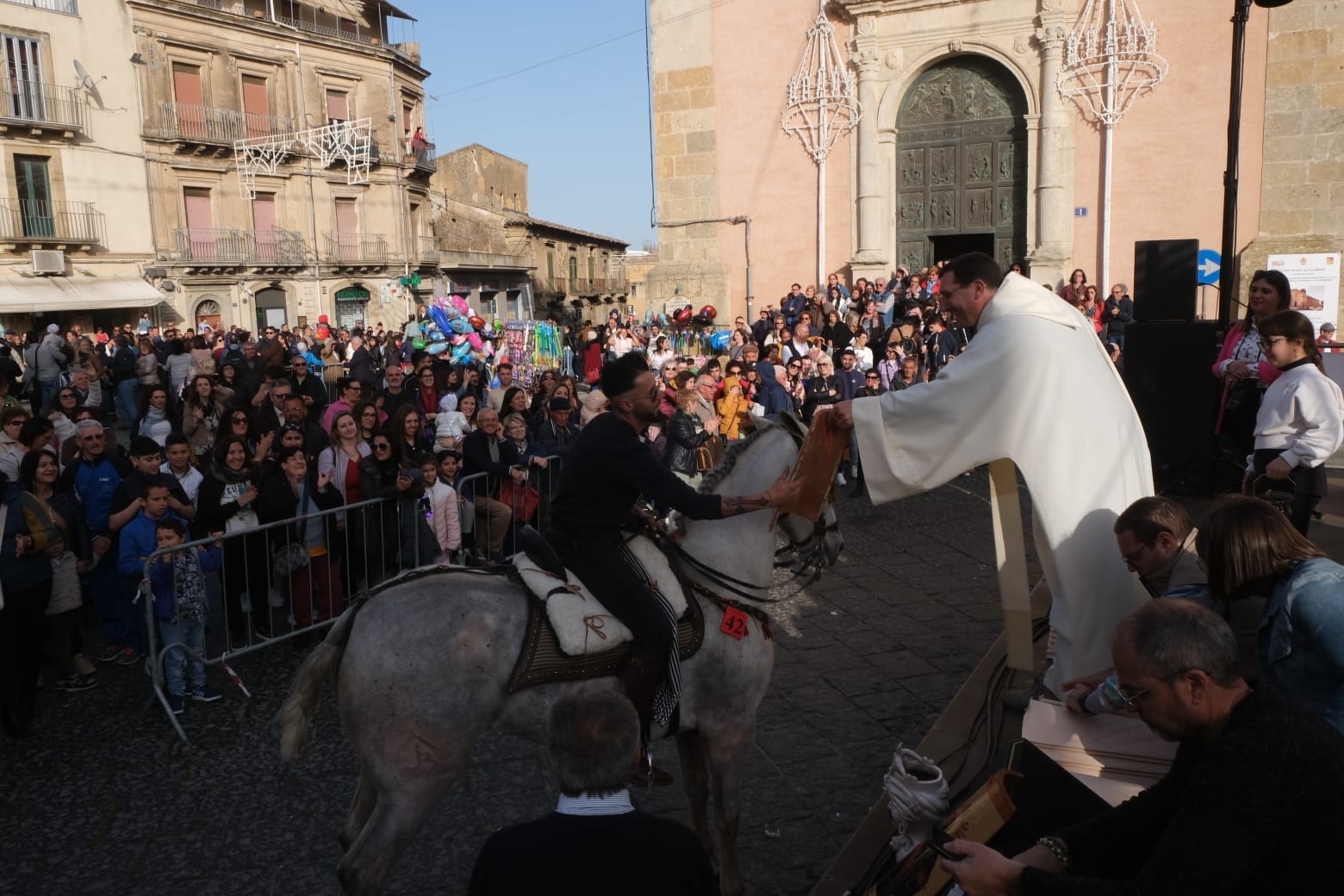 10 Lo splendore di San Francesco di Paola a Caltagirone: il corteo equestre e l'esibizione degli sbandieratori.