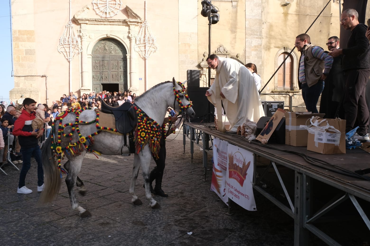 5 Lo splendore di San Francesco di Paola a Caltagirone: il corteo equestre e l'esibizione degli sbandieratori.