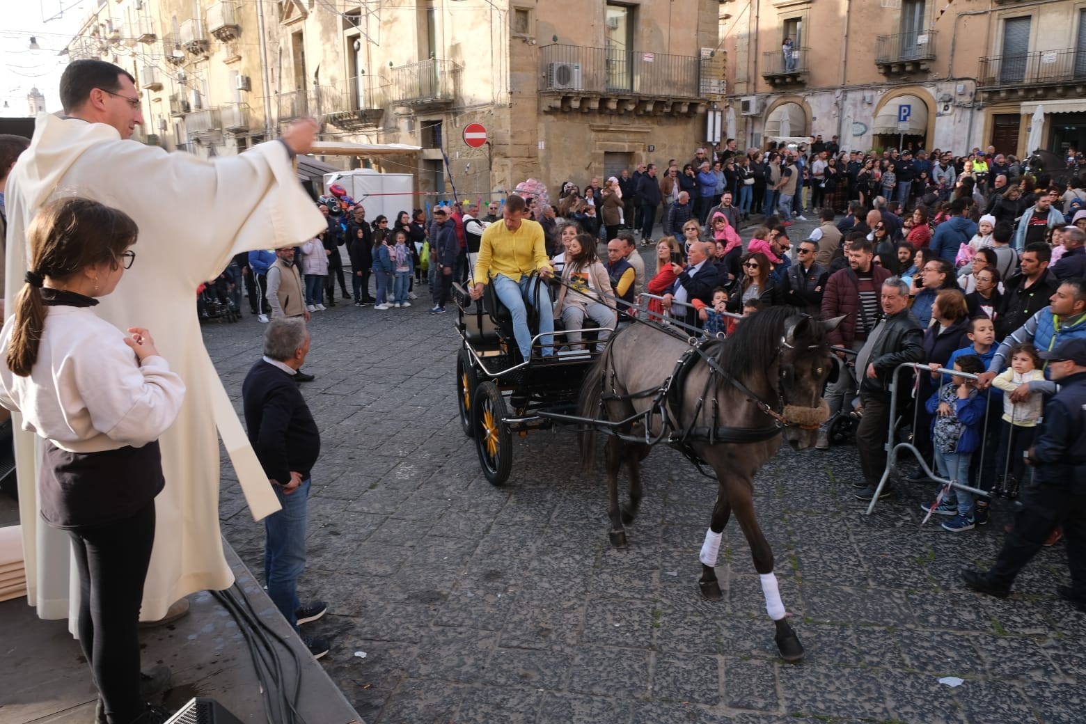 9 Lo splendore di San Francesco di Paola a Caltagirone: il corteo equestre e l'esibizione degli sbandieratori.