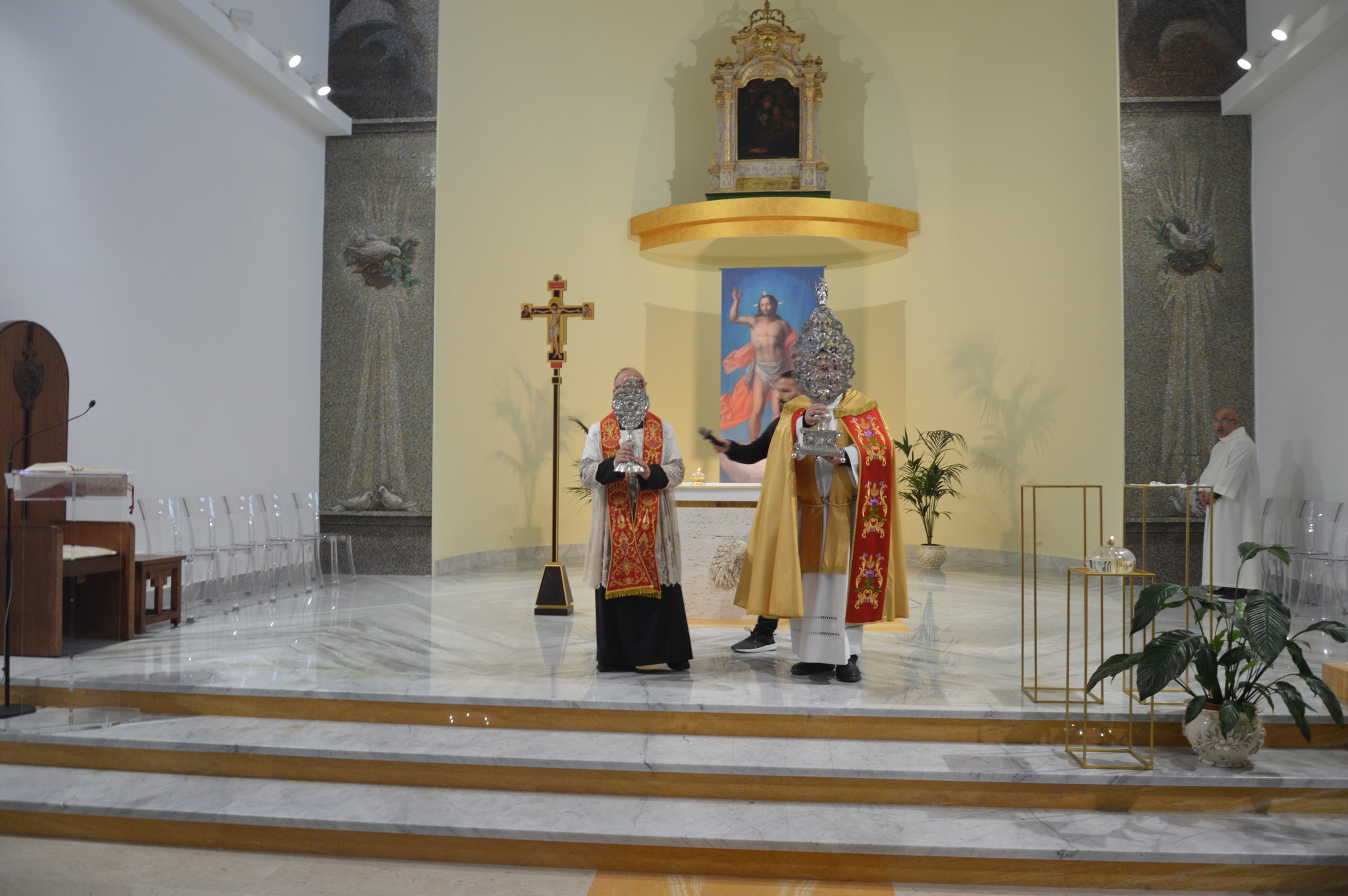 AIDONE-4 CALTAGIRONE, 27 aprile 2024 -  venerdì 26 aprile, il Santuario Mariano Diocesano "Maria SS del Ponte" ha avuto l'onore di accogliere le venerate reliquie di San Filippo di Aidone.