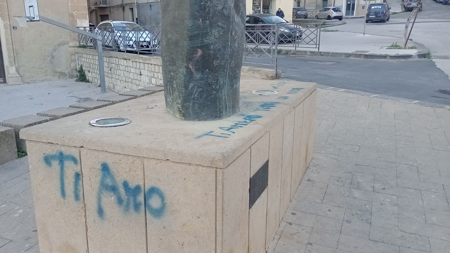 DONNA-IN-FUGA-1 Caltagirone, 18 Aprile 2024 - Vandalismo a San Giacomo: Statua “Donna in Fuga” e Belvedere Deturpati