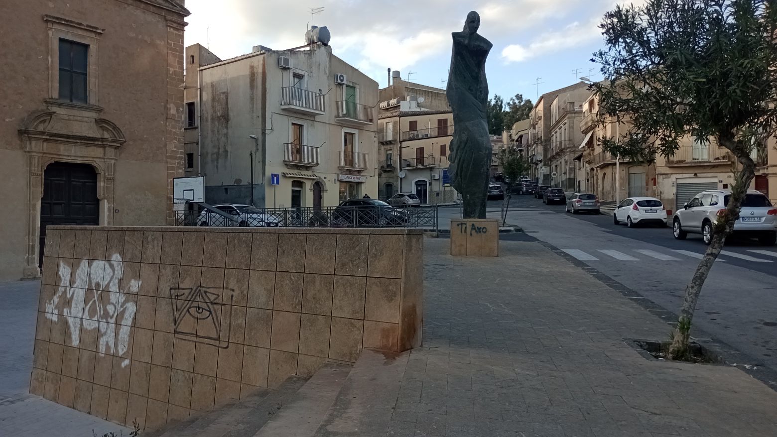 DONNA-IN-FUGA-2 Caltagirone, 18 Aprile 2024 - Vandalismo a San Giacomo: Statua “Donna in Fuga” e Belvedere Deturpati