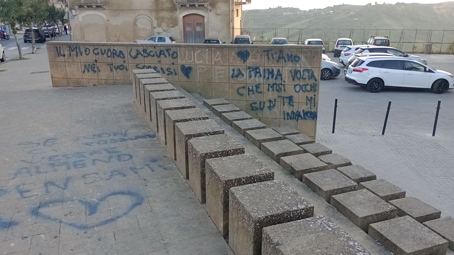 DONNA-IN-FUGA-4 Caltagirone, 18 Aprile 2024 - Vandalismo a San Giacomo: Statua “Donna in Fuga” e Belvedere Deturpati