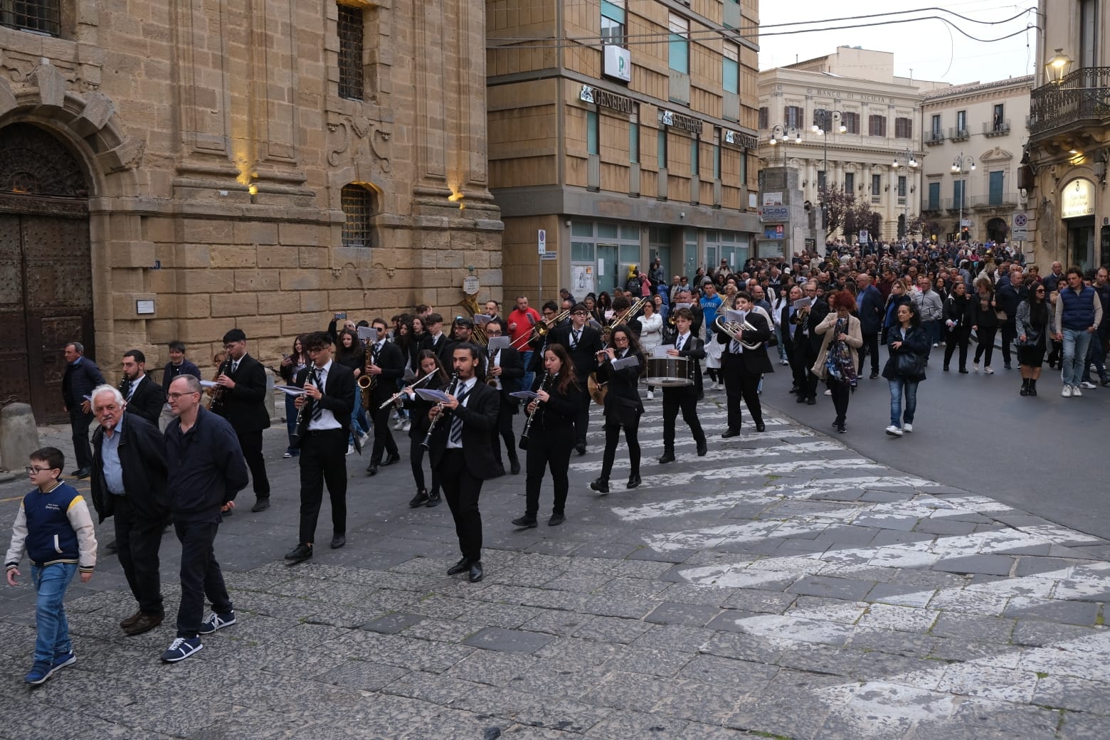 S-F.-DI-PAOLA-3 “La Toccante Processione Storica di San Francesco di Paola: Fede e Tradizione a Caltagirone”
