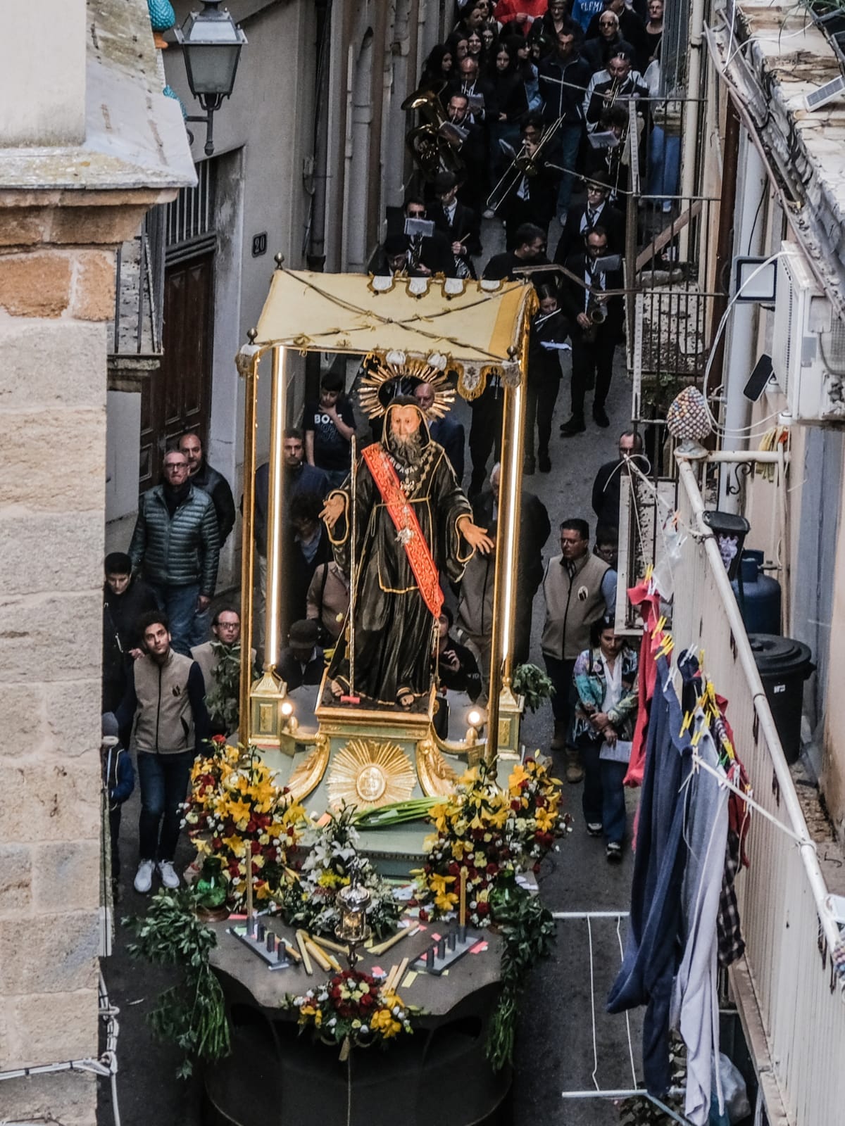 S-F.-DI-PAOLA-6 “La Toccante Processione Storica di San Francesco di Paola: Fede e Tradizione a Caltagirone”