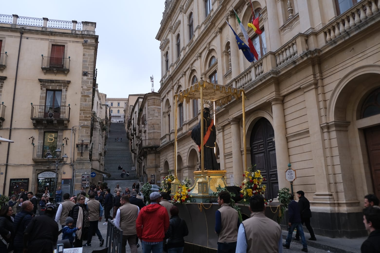 S-F.-DI-PAOLA-8 “La Toccante Processione Storica di San Francesco di Paola: Fede e Tradizione a Caltagirone”